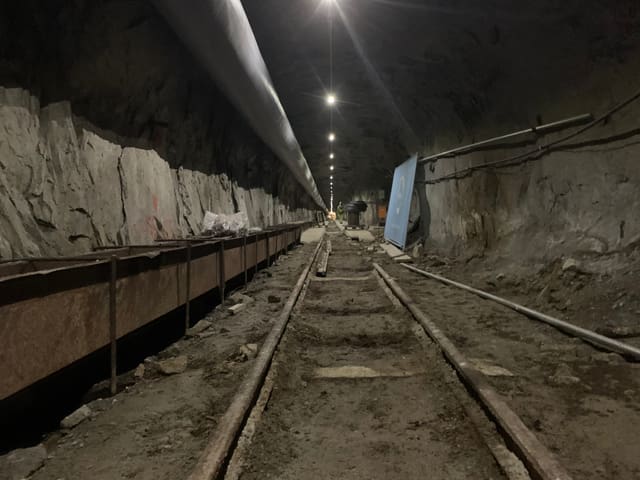 Langer Tunnel, gut beleuchtet, Gleise