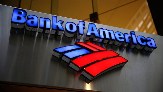 Logo der Bank of America an einem Bankgebäude