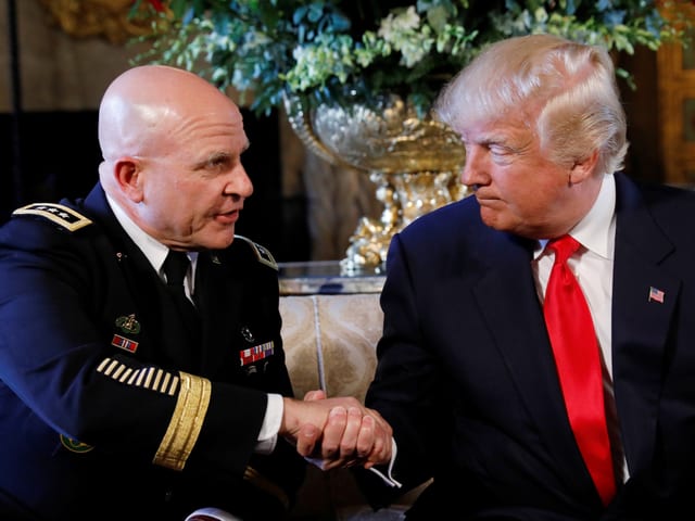 McMaster und Trump schütteln sich die Hände.