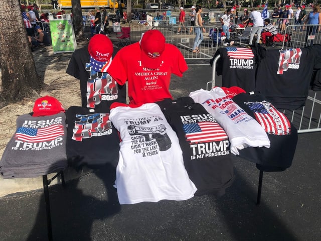 «Make America Great Again»-Mützen und sonstige Fanartikel vor dem Stadion an einem Stand.