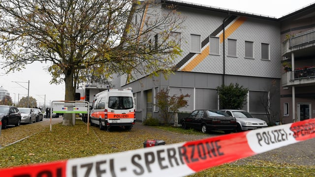 Polizeisperrband und ein Polizeiauto vor der An' Nur-Moschee in Winterthur.