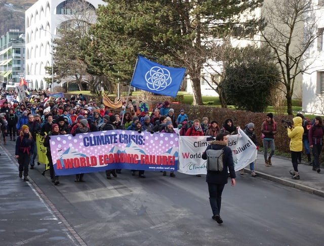 Demonstranten mit Transparenten. 