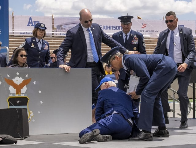 Biden stolpert über Sandsack.