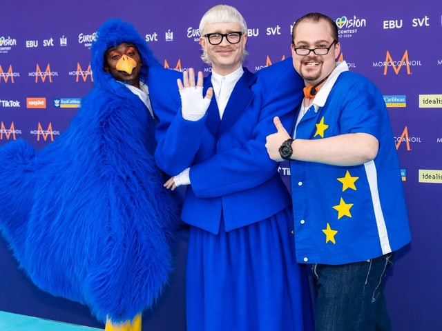 Joost Klein mit Team in blauen Kleidern.