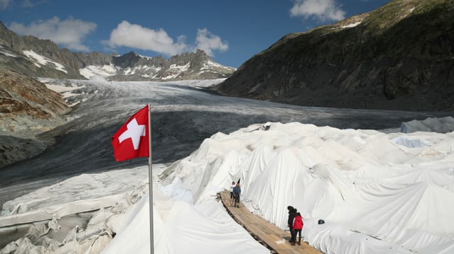 Symbolbild: Rhonegletscher, teilweise mit Filzmatten abgedeckt.