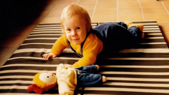 Stefan Siegenthaler als Baby auf dem Bauch.