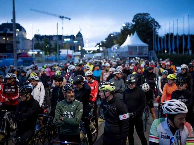 Gruppe von Radfahrern vor dem Start eines Rennens.