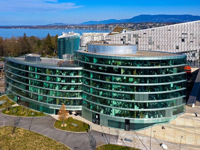 Das Maison de la Paix ist ein rundlicher, mit vielen Fenstern bestückter Neubau in der Nähe des Genfersees. 