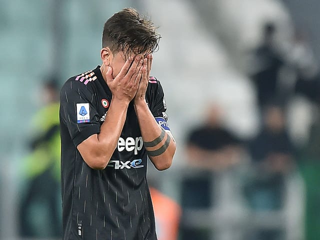 Paulo Dybala kecewa.