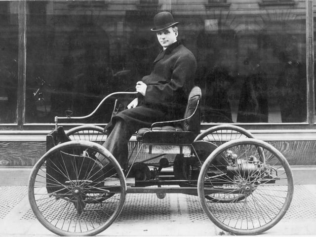 Hier der echte US-amerikanische Automobil-Hersteller Henry Ford auf seinem ersten Fahrzeug, abgelichtet im Jahr 1896.