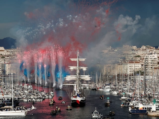 Schiffsparade im Hafen mit Feuerwerk und vielen Booten