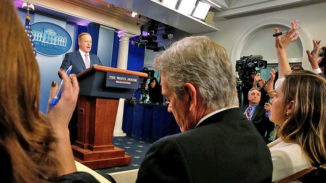 Journalisten im Weissen Haus von hinten fotografiert folgen der Medienkonferenz mit Spicer.