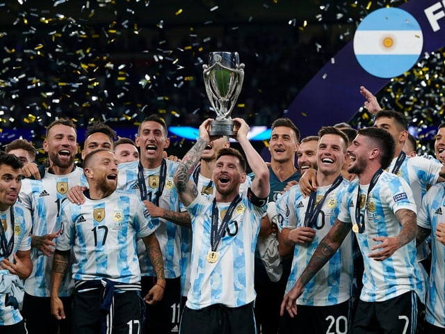 Argentinische Spieler mit Trophäe