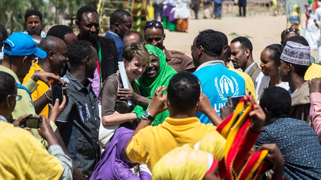 Menschen bestürmen im Flüchtlingslager Sheder die Bundespräsidentin.