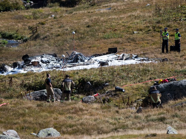 Rettungskräfte bei den Trümmern des verunglückten Helikopters.