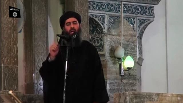 Abu Bakr al-Baghdadi predigt in einer Moschee.