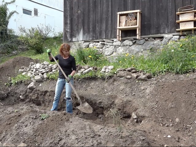 Caroline Sidler mit der Schaufel bei der Arbeit