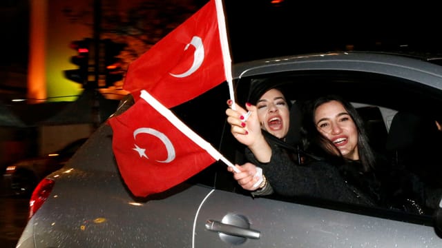 Jubelnde Türken in Berlin schwenken Fahnen