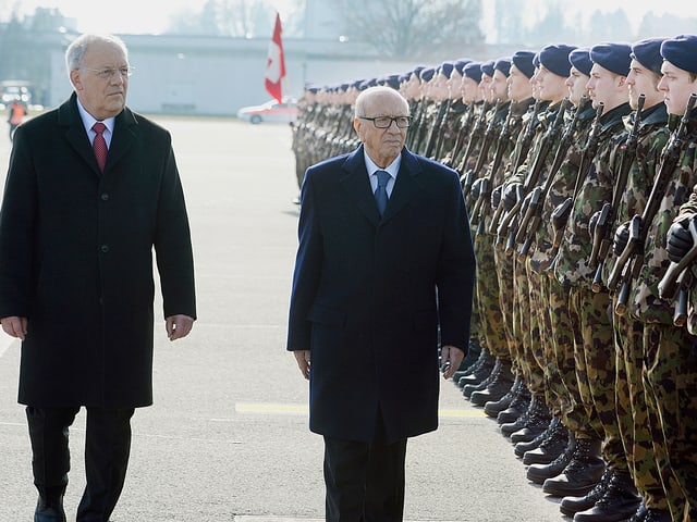 zwei männer schreiten parade ab