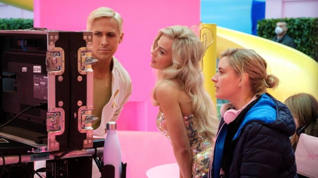 Ryan, Gosling, Margot Robbie und Regisseurin Greta Gerwig am Set von «Barbie»