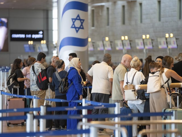 Menschen in einer Schlange am Flughafen Ben Guiron nahe Tel Aviv.