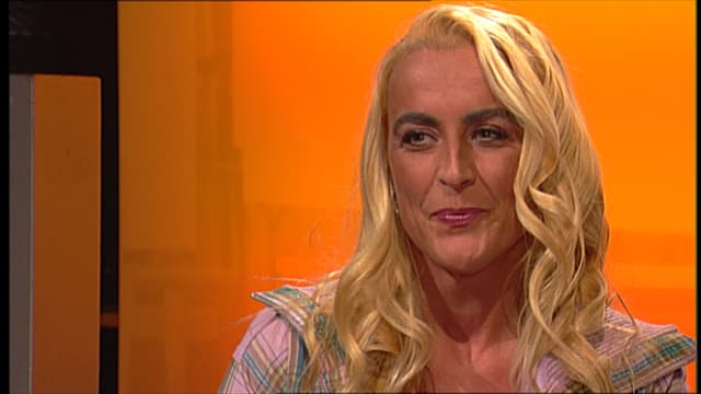 Eine Frau mit langen Blonden Haaren in einer Fernsehsendung.