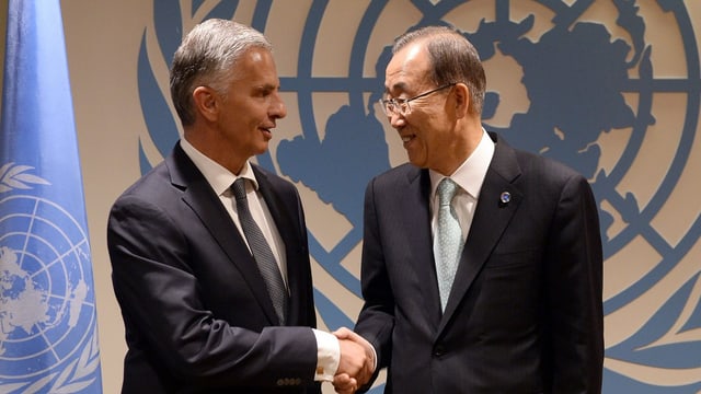 Bundespräsident Burkhalter schüttelt die Hand von UNO-Generalsekretär Ban Ki-moon