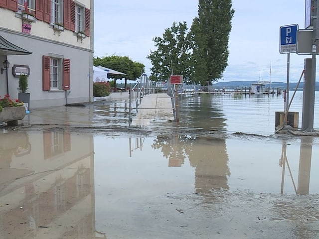 schlammiges Wasser ist auf Promenade gelaufen