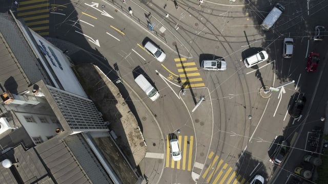 The Zürcher Central intersection can be seen from above, as can cars and pedestrians.