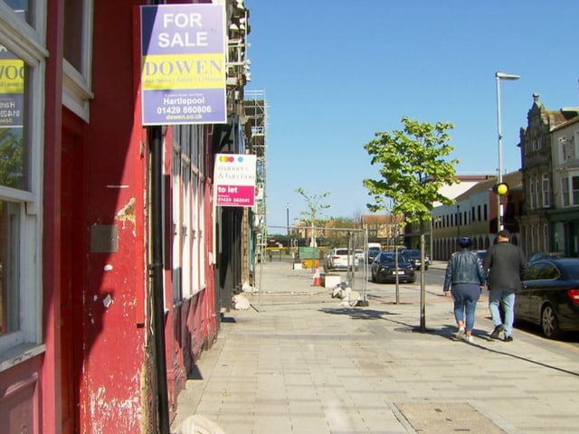 Die Hauptstrasse von Hartlepool: An den Häusern hängen Schilder mit der Aufschrift «for sale», zu deutsch: zu verkaufen.