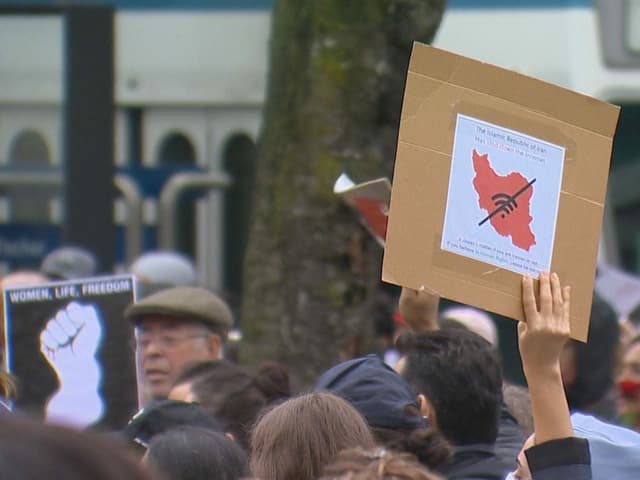 Ein Bild mit der Karte Irans und einem durchgestrichenen WLAN-Symbol soll die Interneteinschränkung des iranischen Regimes symbolisieren. 