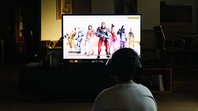 Ein Jugendlicher spielt Fortnite an der Playstation