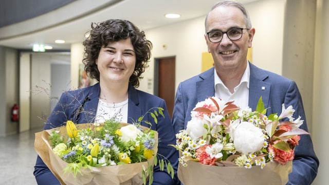 Frau und Mann mit Blumensträusse.