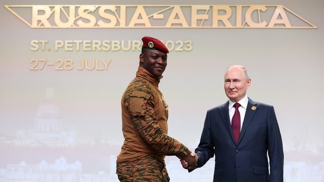 Der Präsident von Burkina Faso, Ibrahim Traoré, mit Wladimir Putin.  