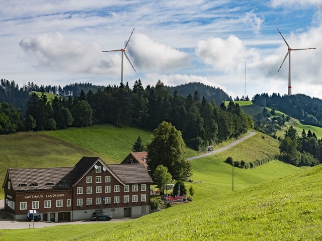 Die beiden geplanten Windräder bei Oberegg in einer Fotomontage. 