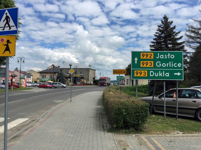 Eine saubere Strasse mit Strassenschildern in Rzeszow.