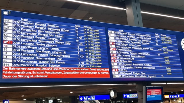 Many delayed messages on the board of the Bern train station