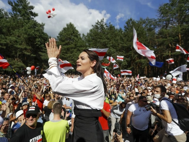 Tichanovskaya in front of a crowd.