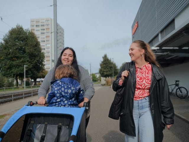 Nadja, Host Amila und Nadjas Tochter Elina gehen gemeinsam einkaufen