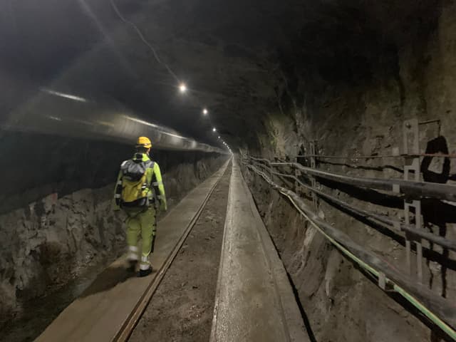 Marian Hertich läuft durch den gut beleuchteten Tunnel