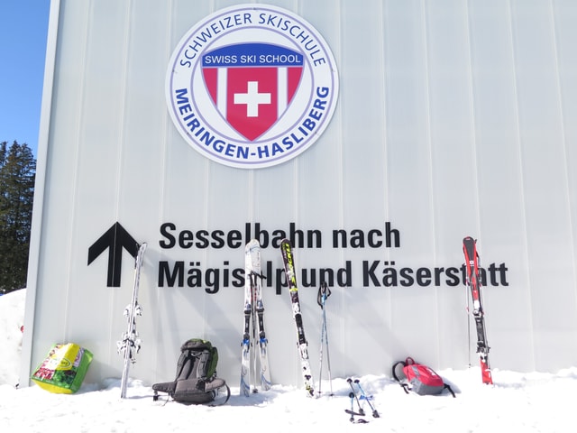 Seilbahngebäude im Skigebite. Skis an der Wand angelehnt. 