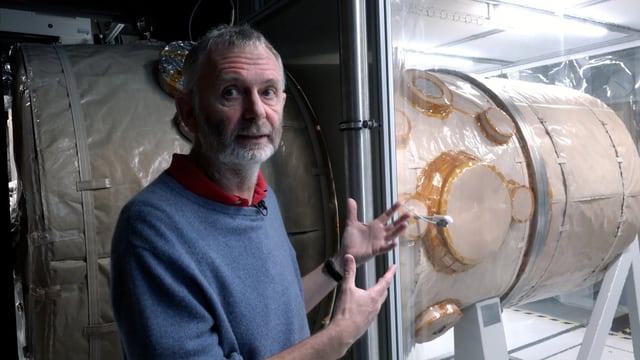 Nicolas Thomas vor einer der grossen Thermovakuum-Kammern am Physikalischen Institut der Universität Bern.