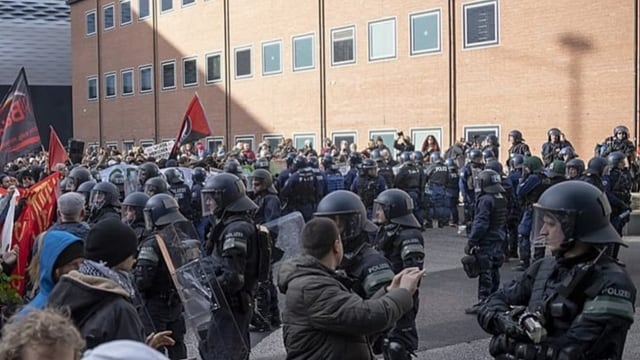 Hunderte Menschen demonstrieren auf dem Messeplatz 