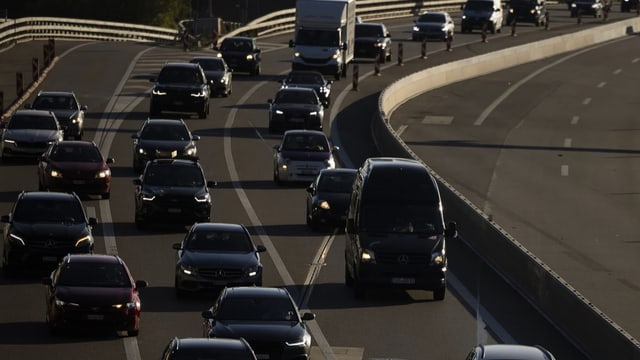 Der Morgenverkehr vor dem Gubristtunnel in Regensdorf ZH (20. September 2022)