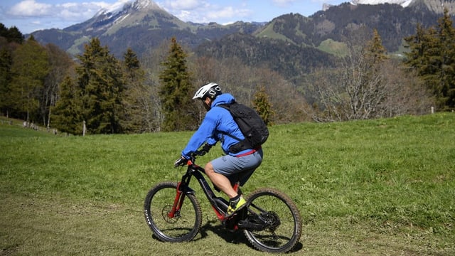 E-Mountainbiker in den Bergen