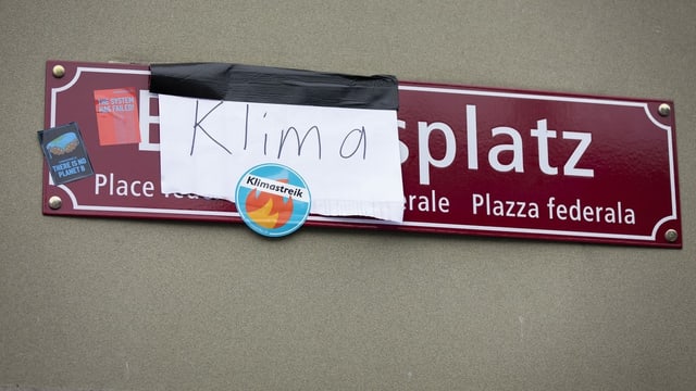 The protesters changed the name from Bundesplatz to Klima-Platz.