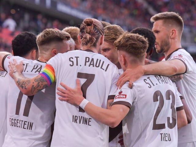 St. Pauli Spieler feiern ein Tor.