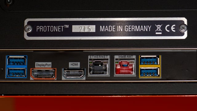 Eine Plakette auf einem elektronischen Gerät: «Protonet Made in Germany» und das EU-Prüfzeichen.