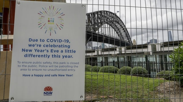 Sign on a barricade with the Harbor Bridge in the background