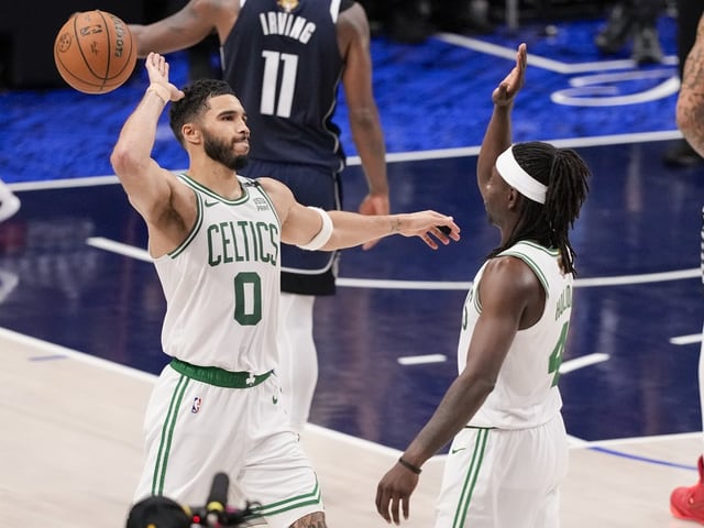 Jayson Tatum (links) und Jrue Holiday beglückwünschen sich.